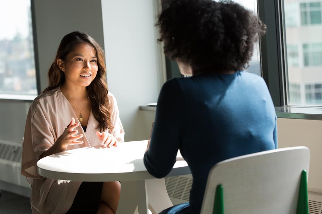Accueil 2026 2 Échange professionnel entre deux femmes